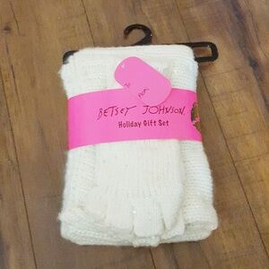 Betsey Johnson- Cream & Sequin‎ Scarf Set
